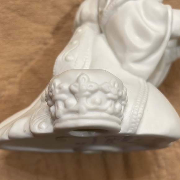 Avon Nativity Collectibles The Magi  Porcelain Figurine. Excellent Condition. - Picture 5 of 13